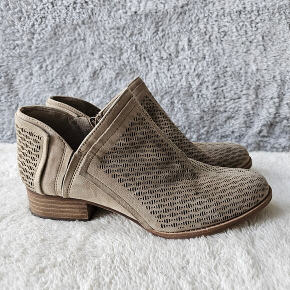 Vince Camuto Women's Clorieea Perforated Suede Shootie Booties Size 8.5M‎ Taupe - Picture 2 of 7